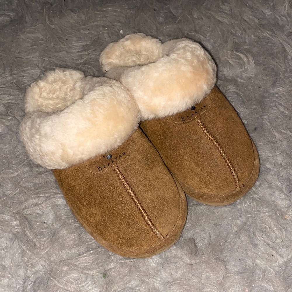 Women’s Bear Paw slippers size 6
